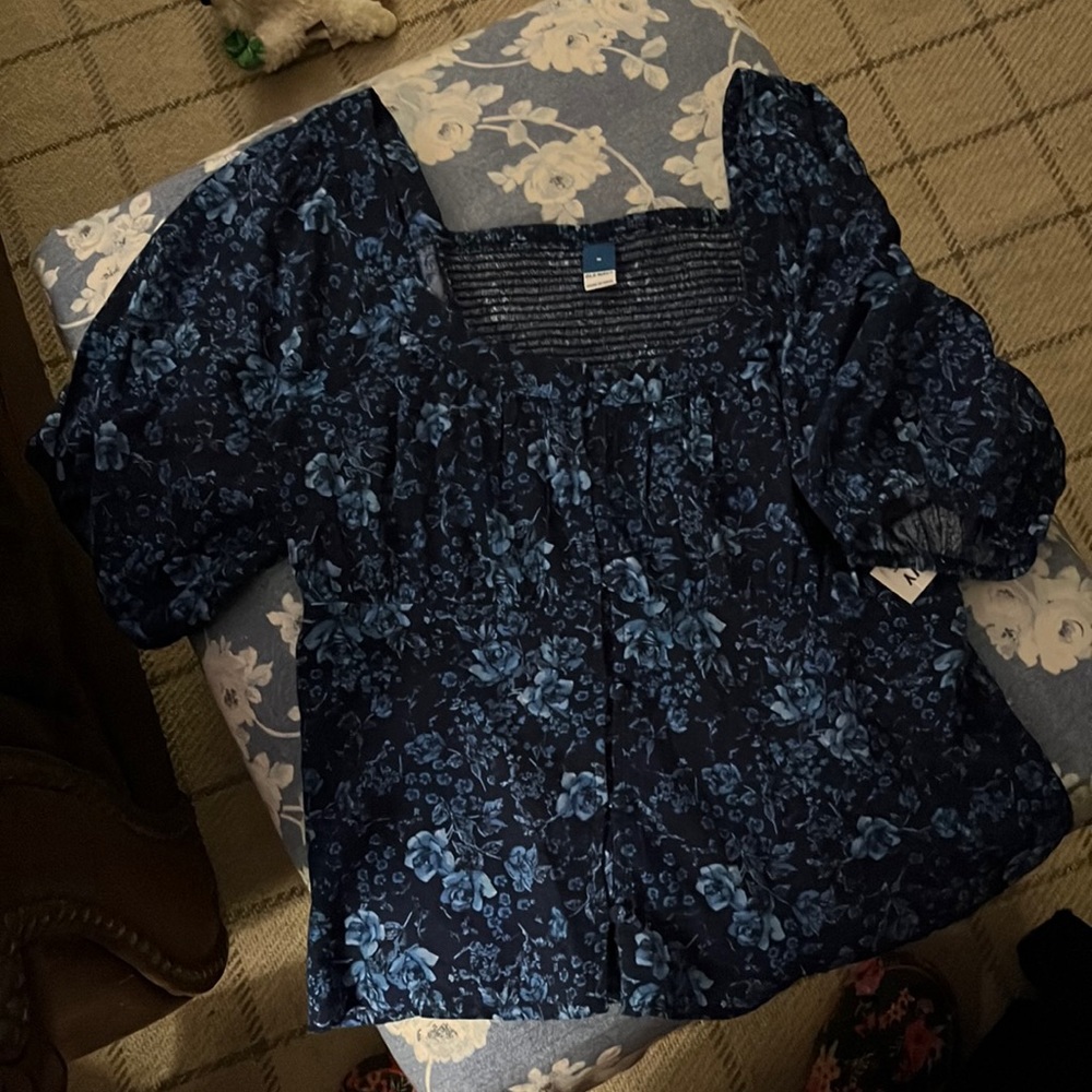 Old Navy blue flower top